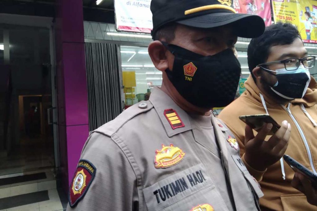 Kapolsek Klojen, AKP Tukimin Hadi menjelaskan kronologi kejadian. (jaz) - Tamu Hotel Fif-Fa Tewas Diduga Sakit Lambung