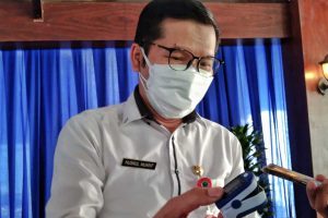 Kepala Dinkes Kota Malang, dr Husnul Muarif menjelaskan cara menggunakan oksimeter. (jaz) - Dinkes Siapkan Pelatihan Relawan Melalui Puskesmas Wilayah