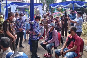 Kepala Kejaksaan Negeri (Kajari) Kota Malang, H Andi Darmawangsa, mendampingi Sutiaji. (ist) - Peringati HUT Adhyaksa, Kajari Sukseskan Program Vaksinasi