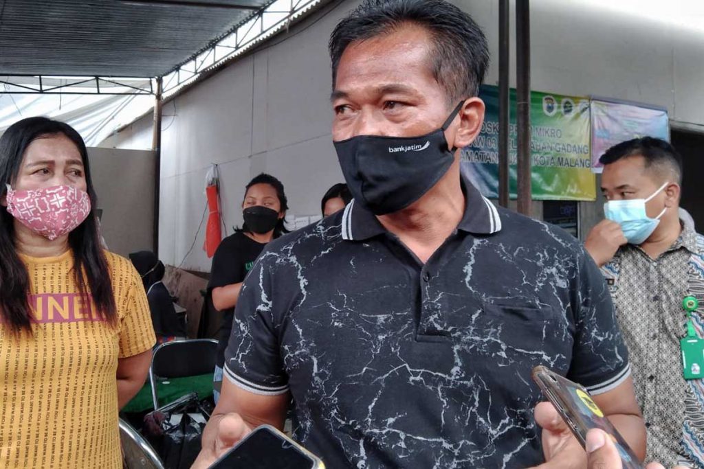 Ketua Dapur Umum, Efendi, di Kelurahan Gadang. (jaz) - Gnaro Gadang Kompak Bikin Dapur Umum Tangani Warga Isoman