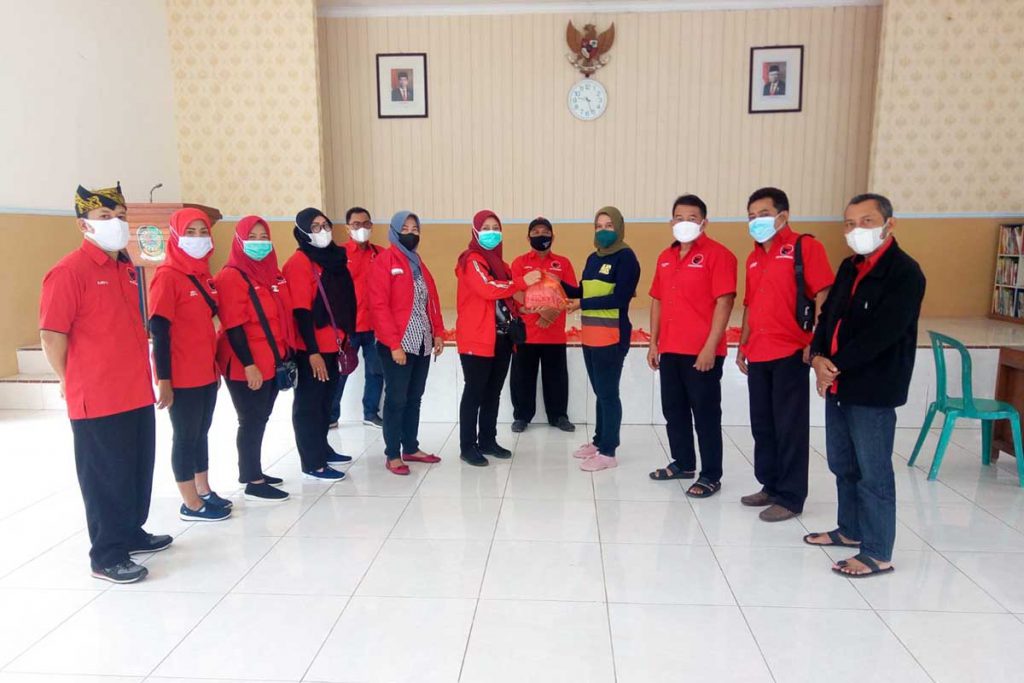 Ketua Fraksi PDI Penjuangan, Ficky Septalinda saat menyerahkan paket secara simbolis kepada warga Desa Genteng Kulon, Kecamatan Genteng, bertempat di aula Desa Genteng Kulon, Jum'at (30/7/2021) siang. (ant) - Fraksi PDI Penjuangan DPRD Banyuwangi Bagikan Paket Sembako Kepada Warga Desa Genteng Kulon