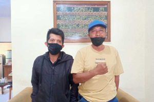 Ketua HPPA Desa Tamansuruh, Mahdi dan ketua LSM Macan Putih, Suparmin - Proyek HIPPA Tamansuruh sudah Sesuai Spesifikasi