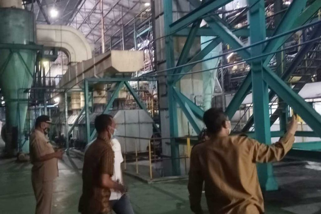 Komisi C dan DKLH cek tata cara produksi gula di PG Semboro. (ist) - Respon Aduan Abu, Komisi C DPRD Jember dan DKLH Kunjungi PG Semboro