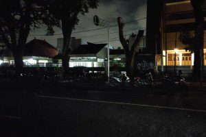 Kondisi gelap seperti ini jadi ajang asusila pasangan muda-mudi. (rhd) - PJU Mati, Pasangan Muda-mudi Nikmati Kursi 'Panas' Taman
