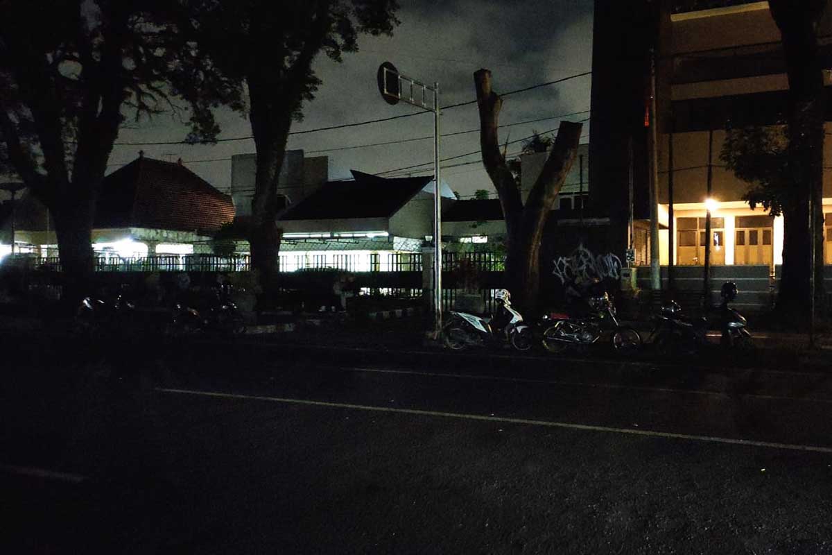 Kondisi gelap seperti ini jadi ajang asusila pasangan muda-mudi. (rhd) - PJU Mati, Pasangan Muda-mudi Nikmati Kursi 'Panas' Taman