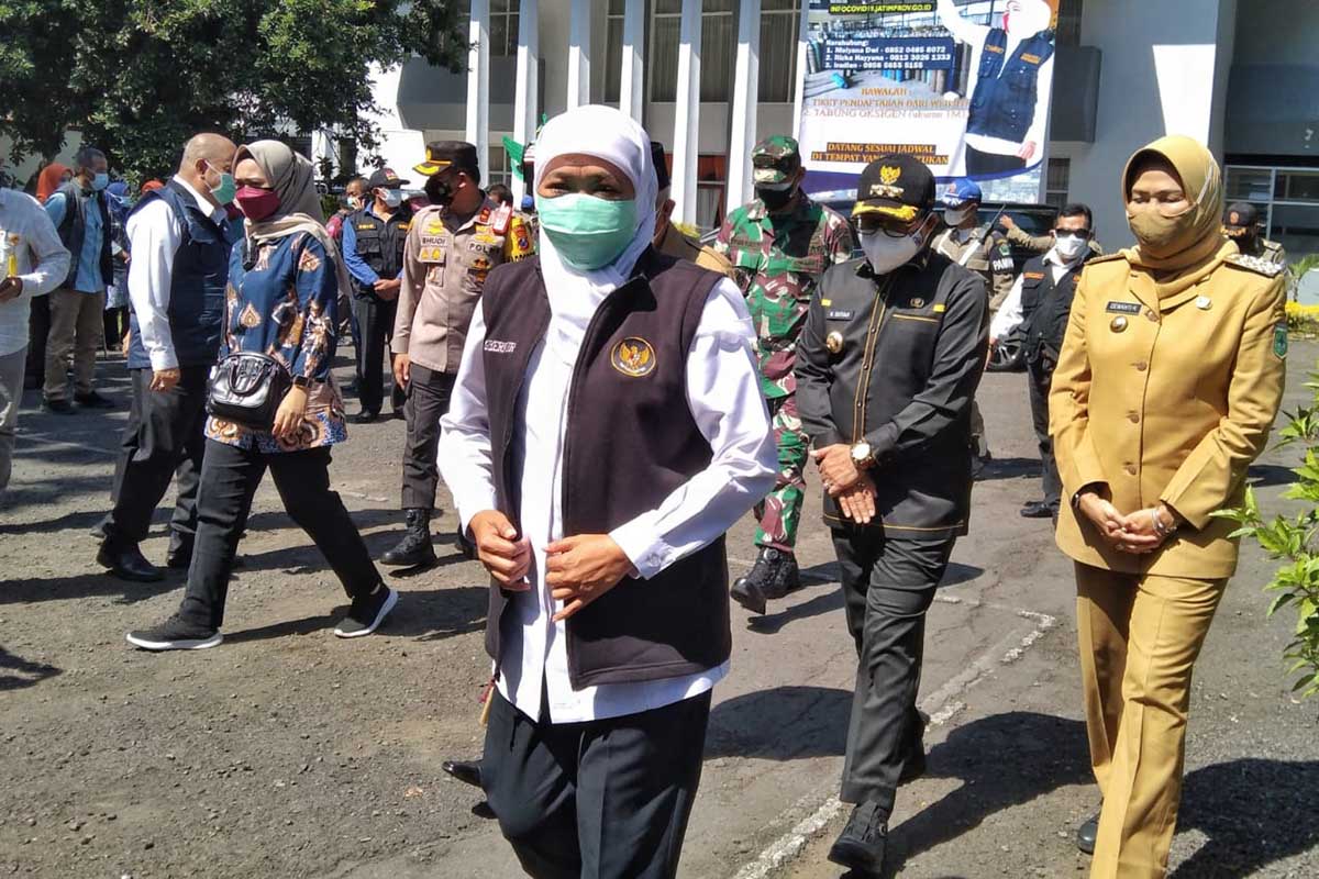 Kunjungan Khofifah ke Kota Malang saat meresmikan isi ulang oksigen gratis. (jaz) - Kampus di Kota Malang Bakal Dijadikan Sentra Percepatan Vaksinasi