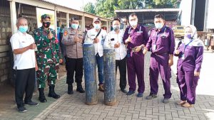 Manajemen PT AI saat menyerahkan tabung oksigen kepada AKD dan Forkompimcam Manyar - Bantu Warga Terpapar, AKD Dan Forkopimcam  Manyar  Door to Door Cari Pinjaman Tabung ke Perusahaan