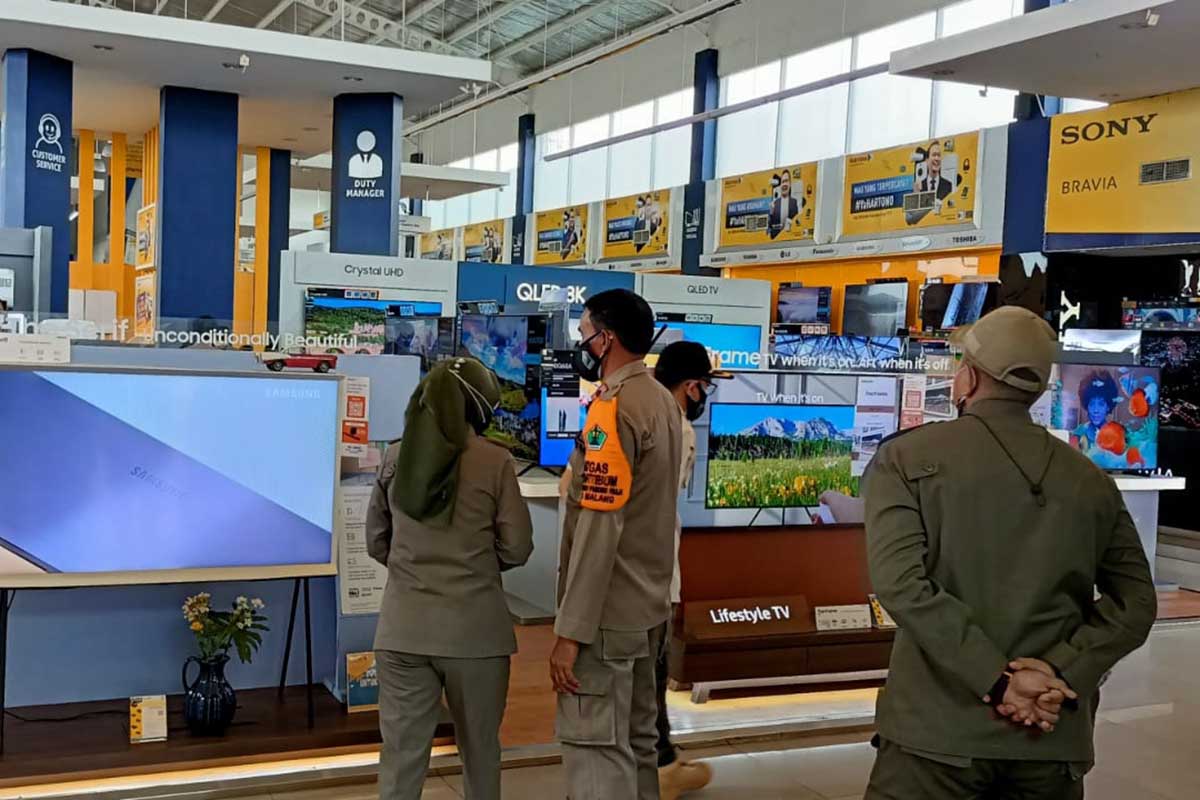 Menyasar wilayah pertokoan untuk memastikan jumlah karyawan yang masuk sesuai aturan. (ist) - Masuk PPKM Level 4, Satgas Getol Razia dan Patroli Penjuru Kota Malang