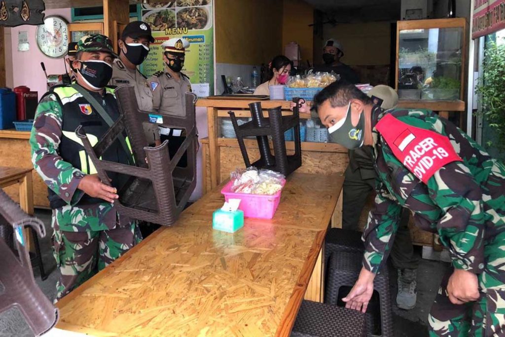Merazia warung yang melayani makan di tempat. (ist) - Masuk PPKM Level 4, Satgas Getol Razia dan Patroli Penjuru Kota Malang