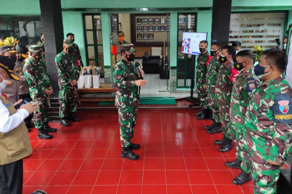 Panglima TNI memberikan instruksi kepada para Babinsa, Babinpotdirga, dan Babinpotmar, di Makodim 0833 ini. (rhd) - Pulang Kampung, Panglima TNI Monitoring Penerapan Silacak dan Inarisk di Malang Raya