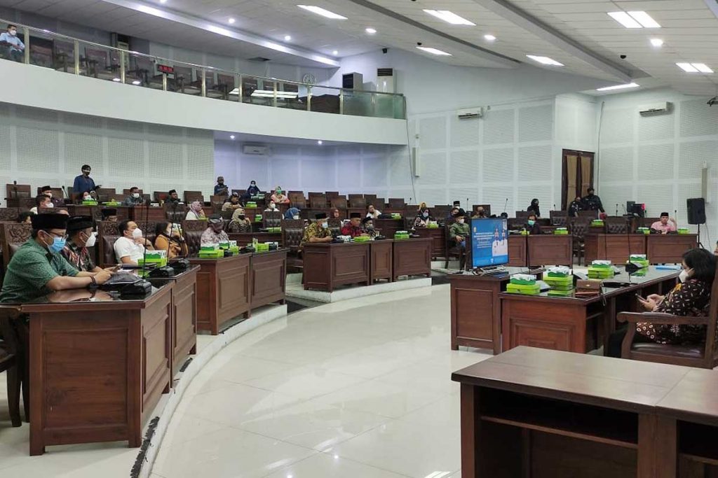 Para anggota dewan menyampaikan laporan dan evaluasi penanganan covid-19. (rhd) - DPRD Evaluasi Penanganan Covid-19 Kota Malang, Begini Penjelasan Pemkot Malang