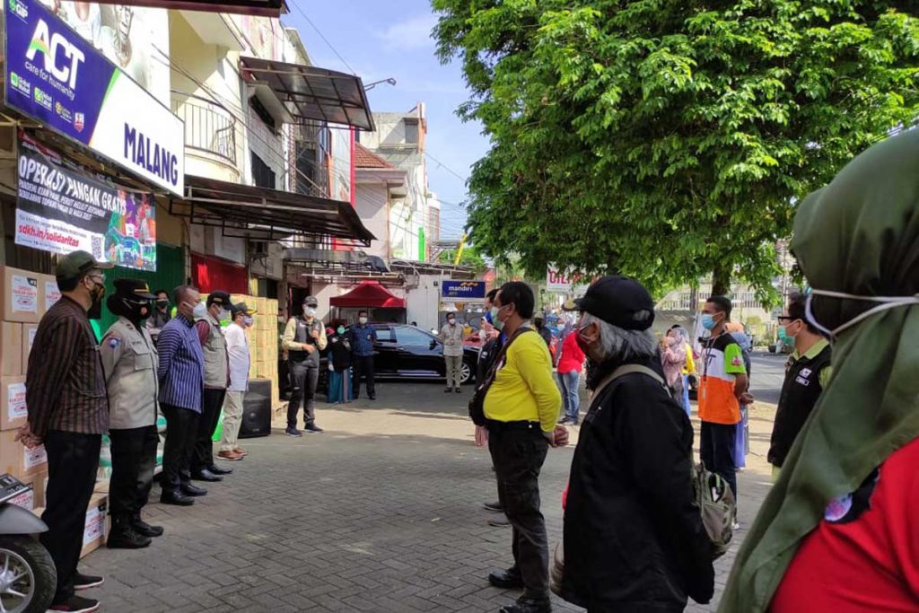 Para relawan dibekali agar tetap jaga kesehatan sebagai garda terdepan. (rhd) - Walikota Sutiaji Berangkatkan Operasi Pangan Gratis ACT Malang, Salurkan Lebih 100 Ton Selama PPKM Darurat
