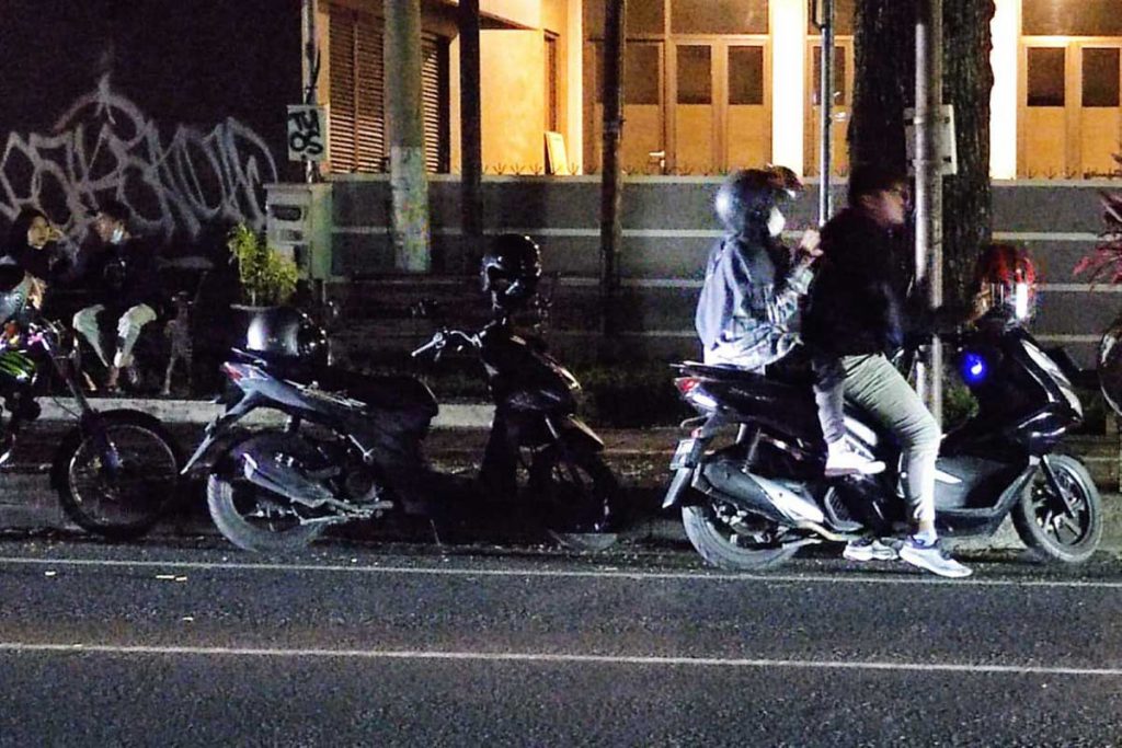 PJU Mati, Pasangan Muda-mudi Nikmati Kursi 'Panas' Taman 2 Pasangan muda-mudi lain nekat bermesraan di atas motor karena tak kebagian kursi taman. (rhd) - PJU Mati, Pasangan Muda-mudi Nikmati Kursi 'Panas' Taman