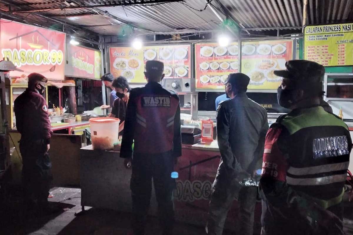 Patroli gabungan merazia warung melebihi batasan jam operasional malam. (ist) - Patroli Gabungan Razia Warung Melebihi Jam Malam