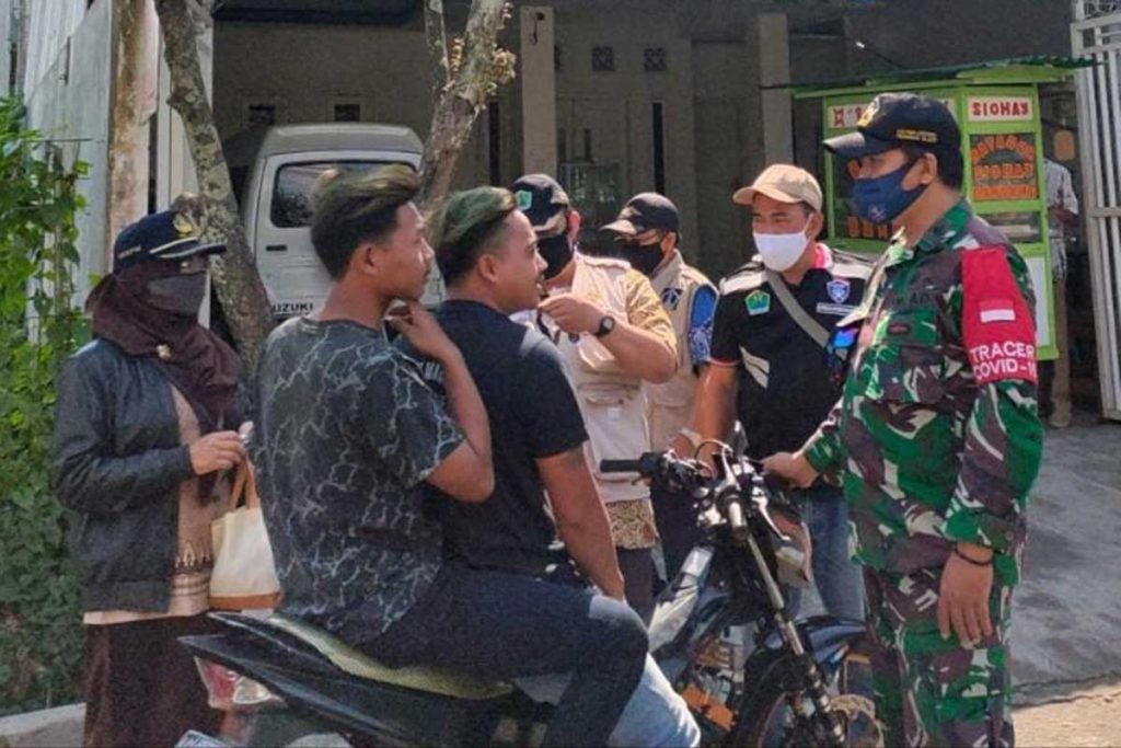 Pemeriksaan dan sanksi sosial pengendara tanpa masker. (ist) - Operasi Yustisi dan Penyekatan Terus Bergulir Tekan Penyebaran Covid-19