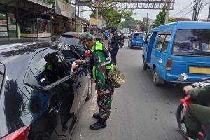 Pemeriksaan kendaraan plat nopol luar Malang. (ist) - Perpanjangan PPKM Darurat, Petugas Gabungan Kembali Operasi Yustisi