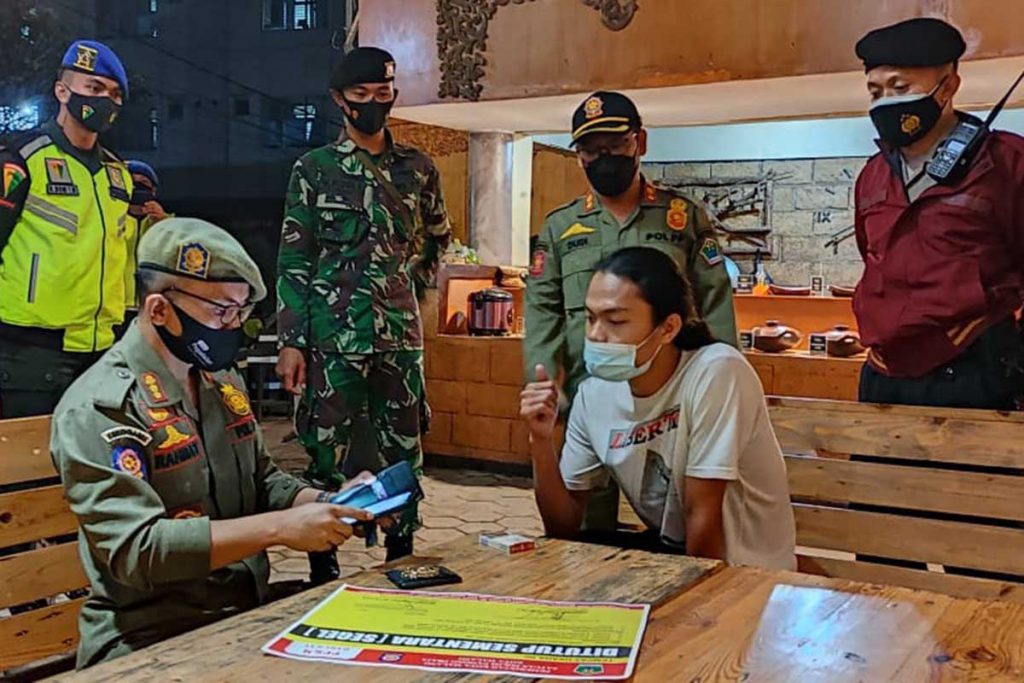 Pemilik kafe di BAP karena mengelabuhi jam malam. (ist) - Modus Tutup Buka Lagi, Lima Cafe Disegel Mengelabuhi Jam Malam