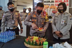 Pemotongan Tumpeng oleh Kapolresta Malang Kota diberikan ke Kabag Humas. (jaz) - Kasubbag Humas Purna Tugas, Kapolresta Makota Berikan Tumpeng Terima Kasih