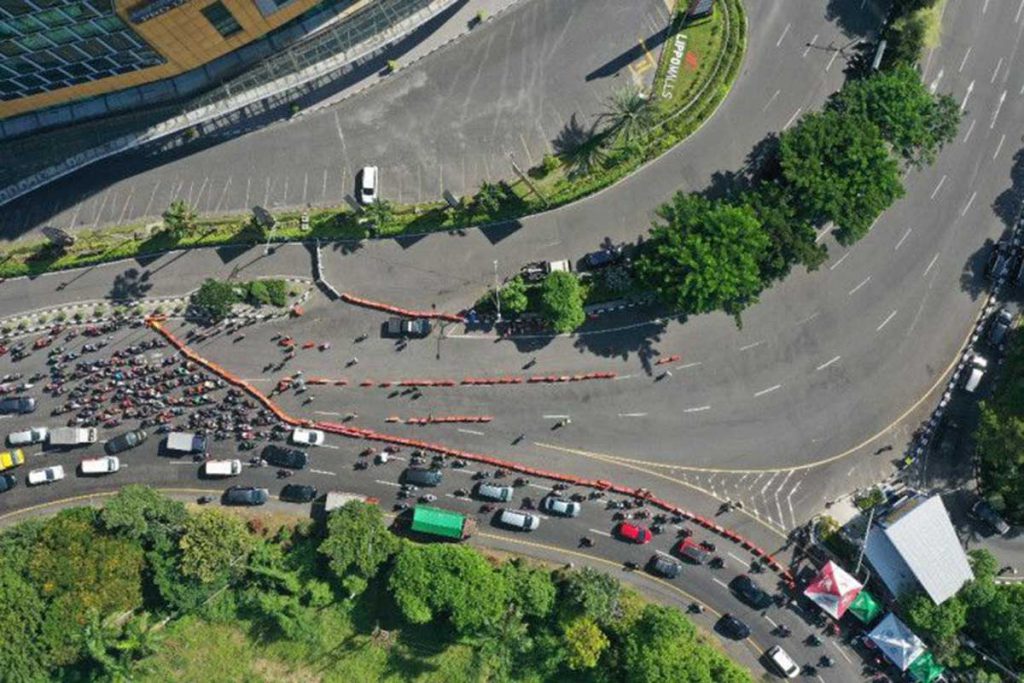 Penampakan penutupan bundaran Waru dari atas. (ist) - Bundaran Waru Ditutup, Warga Tak Bisa Masuk Surabaya