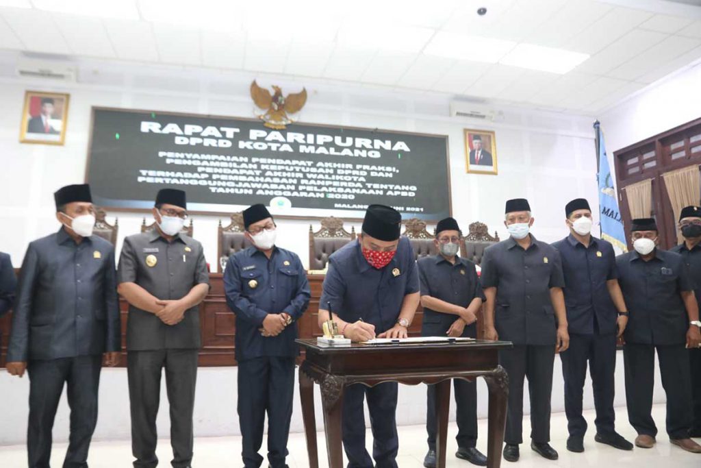 Penandatanganan persetujuan Ranperda. (ist) - Ranperda Pertanggungjawaban Pelaksanaan APBD Tahun Anggaran 2020 Disetujui