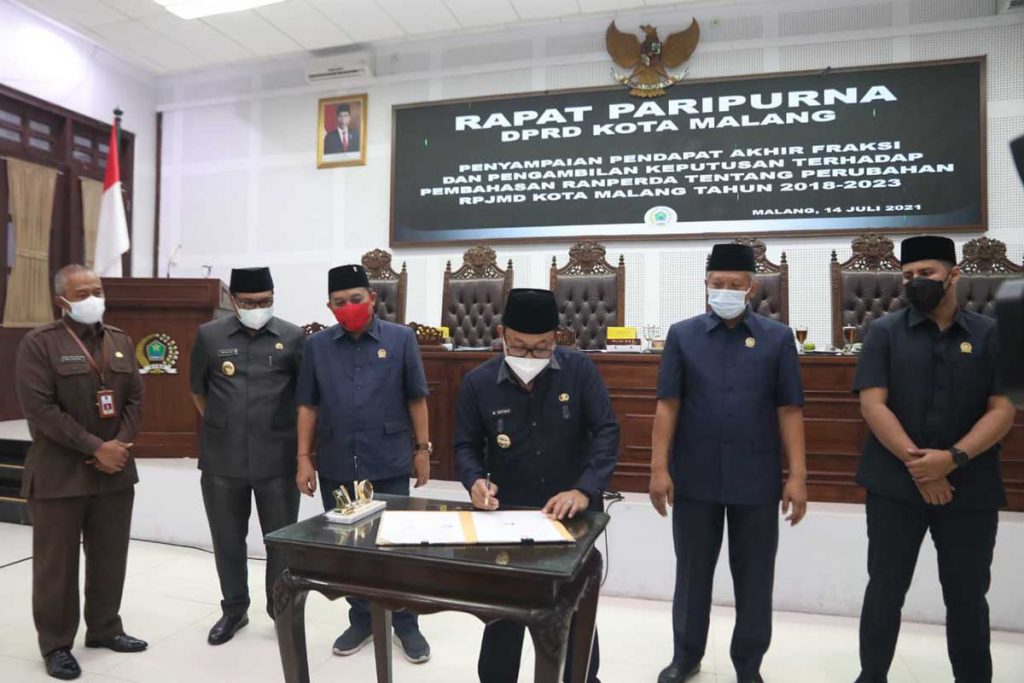 Penandatanganan persetujuan Ranperda Perubahan RPJMD Kota Malang. (ist) - DPRD Kota Malang Setujui Pendapat Akhir Walikota Terkait Ranperda Perubahan RPJMD Kota Malang