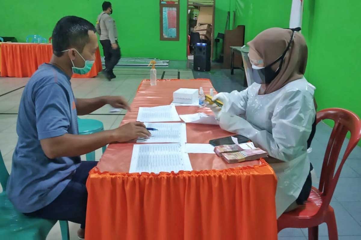 Pendataan ulang penerima bantuan di Aula Kelurahan Kauman. (ist) - Hindari Kerumunan, Penyaluran Bansos Tiga Kelurahan di Satu Lokasi Sistem Shift