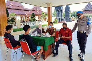 Pengendara yang terjaring operasi Yustisi langsung mengikuti sidang di tempat dan tes rapit Antigen - Dua Warga Luar Blitar Reaktif Rapid Antigen