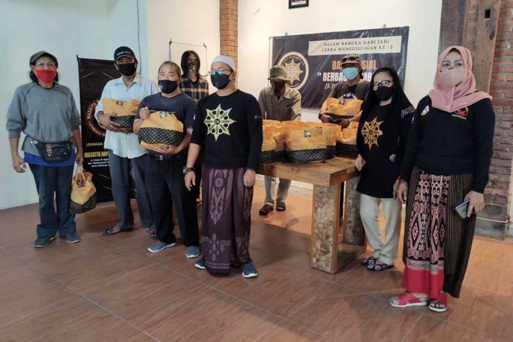 Pengurus Cakra Manggilingan memberikan paket sembako kepada masyarakat terdampak sekitar. (rhd) - Kabunga Bantu Sembako Seniman Sepuh Kota Malang