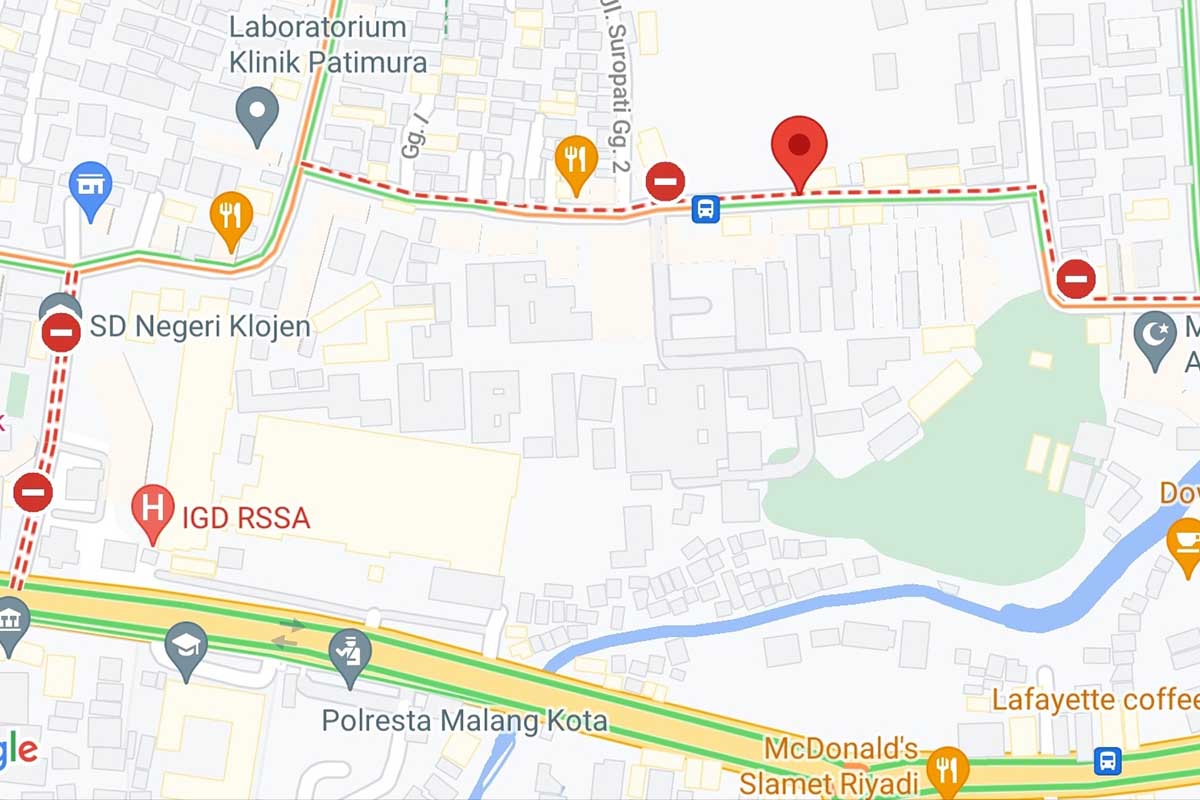 Penutupan jalan dan pengalihan arus lalu lintas nampak di google maps. (rhd) - Arus Lalin Belakang RSU dan Depan Paviliun RSSA Berlaku Satu Arah, Begini Penyebabnya