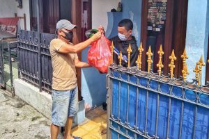 Penyaluran ke salah satu warga isoman. (jaz) - Joshua Salurkan Bantuan Paket Sembako Isoman