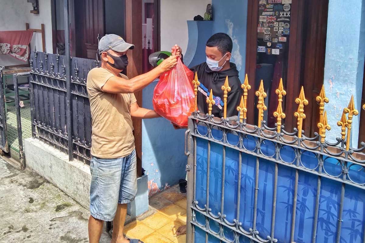 Penyaluran ke salah satu warga isoman. (jaz) - Joshua Salurkan Bantuan Paket Sembako Isoman
