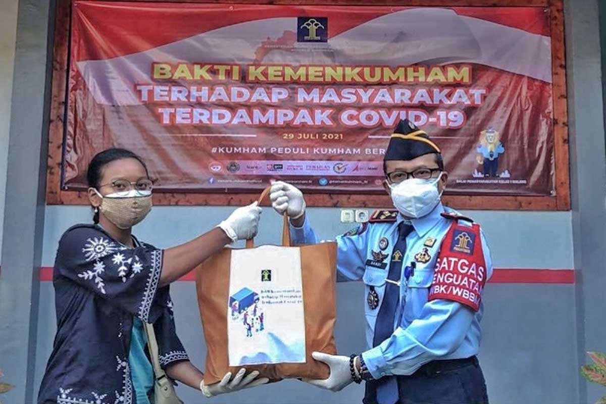 Penyerahan paket sembako oleh Kepala Bapas Kelas I Malang, Sugandi. (ist) - Balai Pemasyarakatan Malang Peduli di Masa Pandemi