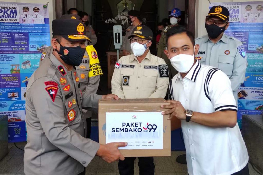 Penyerahan secara simbolis bantuan sembako dan oxymeter. (rhd) - Juragan 99 Siapkan RS Lapangan Seluas 1-2 Hektare