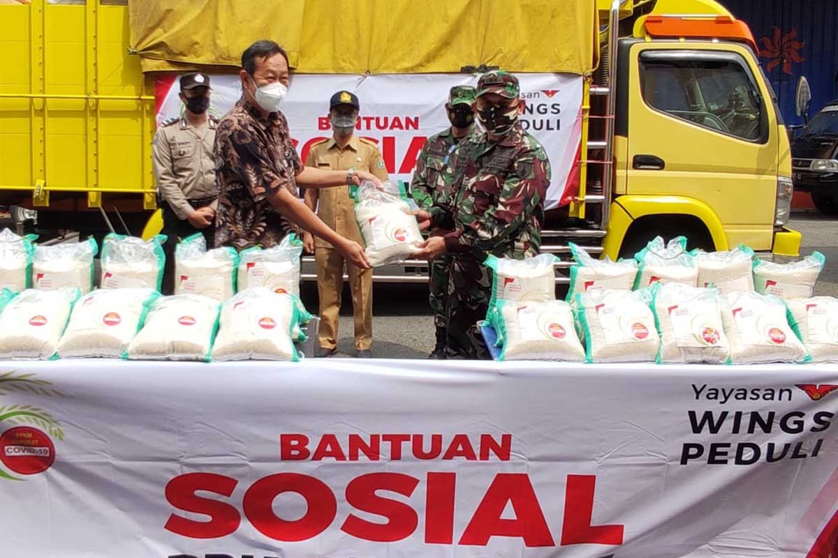 Penyerahan secara simbolis beras dari Yayasan Wings Peduli kepada Korem 083/BDJ. (rhd) - Yayasan Wings Peduli Bantu 1.500 Ton Beras Warga Terdampak PPKM Darurat - Disalurkan melalui jajaran Korem di Jawa Timur