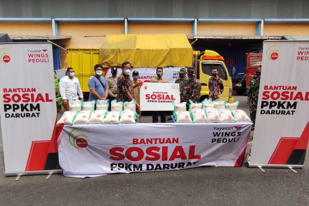 Penyerahan simbolis bansos PPKM Darurat dari Yayasan Wings Peduli kepada Korem 083/BDJ. (rhd) - Yayasan Wings Peduli Bantu 1.500 Ton Beras Warga Terdampak PPKM Darurat - Disalurkan melalui jajaran Korem di Jawa Timur