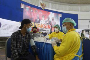Peserta Serbuan Vaksinasi di UMM. (ist) - 6.000 Warga Ikuti Serbuan Vaksinasi Kodim 0818 di UMM