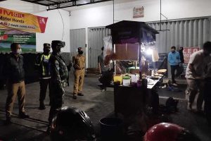 Petugas gabungan membubarkan pengunjung dan aktifitas warung pinggir jalan. (ist) - Operasi PPKM Darurat Bubarkan Kafe dan Warung Bandel