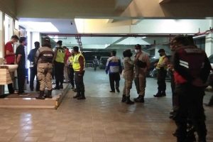 Petugas gabungan memeriksa protokol kesehatan sejumlah tempat usaha. (ist) - Satgas Gabungan Razia Malam Tekankan Prokes