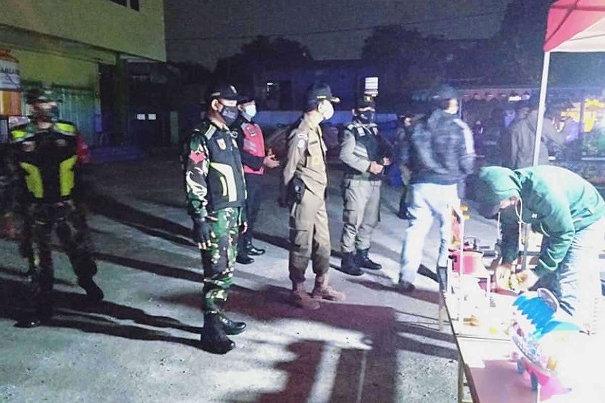 Petugas gabungan mendapati tempat usaha buka melebihi jam malam. (ist) - Patroli PPKM Malam Masih Temukan Sejumlah Pelanggaran