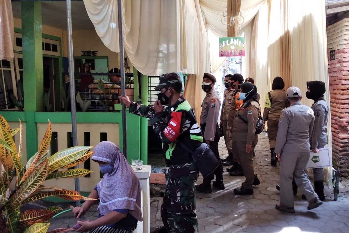 Petugas gabungan mendatangi hajatan pernikahan warga Ciptomulyo. (ist) - Tim Patroli Gabungan Razia Hajatan Pernikahan Warga Ciptomulyo