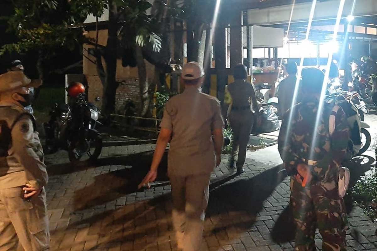 Petugas gabungan mendisiplinkan pengusaha kuliner yang masih buka dan layani dine in. (ist) - Petugas Gabungan Himbau Pengusaha Kuliner Hanya Layani Take Away