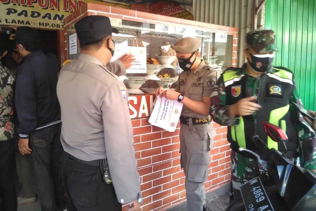 Petugas gabungan menegur pengusaha kuliner. (ist) - Perpanjangan PPKM Darurat, Petugas Gabungan Kembali Operasi Yustisi