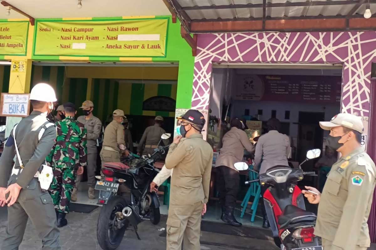 Petugas gabungan menindak sejumlah warung yang melayani makan di tempat. (ist) - Semakin Tegas, Puluhan Warung Ditindak Layani Makan Di Tempat