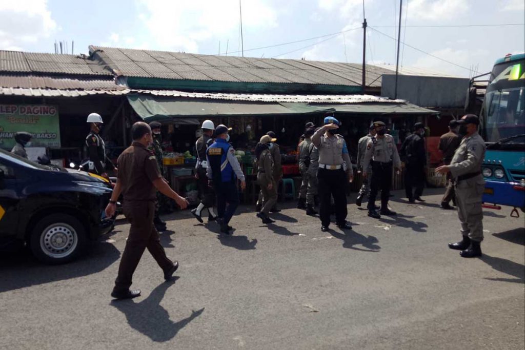 Petugas gabungan operasi yustisi di Pasar Induk Gadang. (ist) - Tegakkan PPKM Darurat, Kota Malang Keluar Dari Zona Hitam