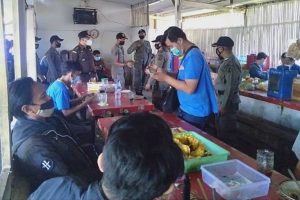 Petugas gabungan pergoki pengunjung makan di tempat tanpa jaga jarak. (ist) - Satgas PPKM Darurat Masih Temukan Sejumlah Pelanggaran