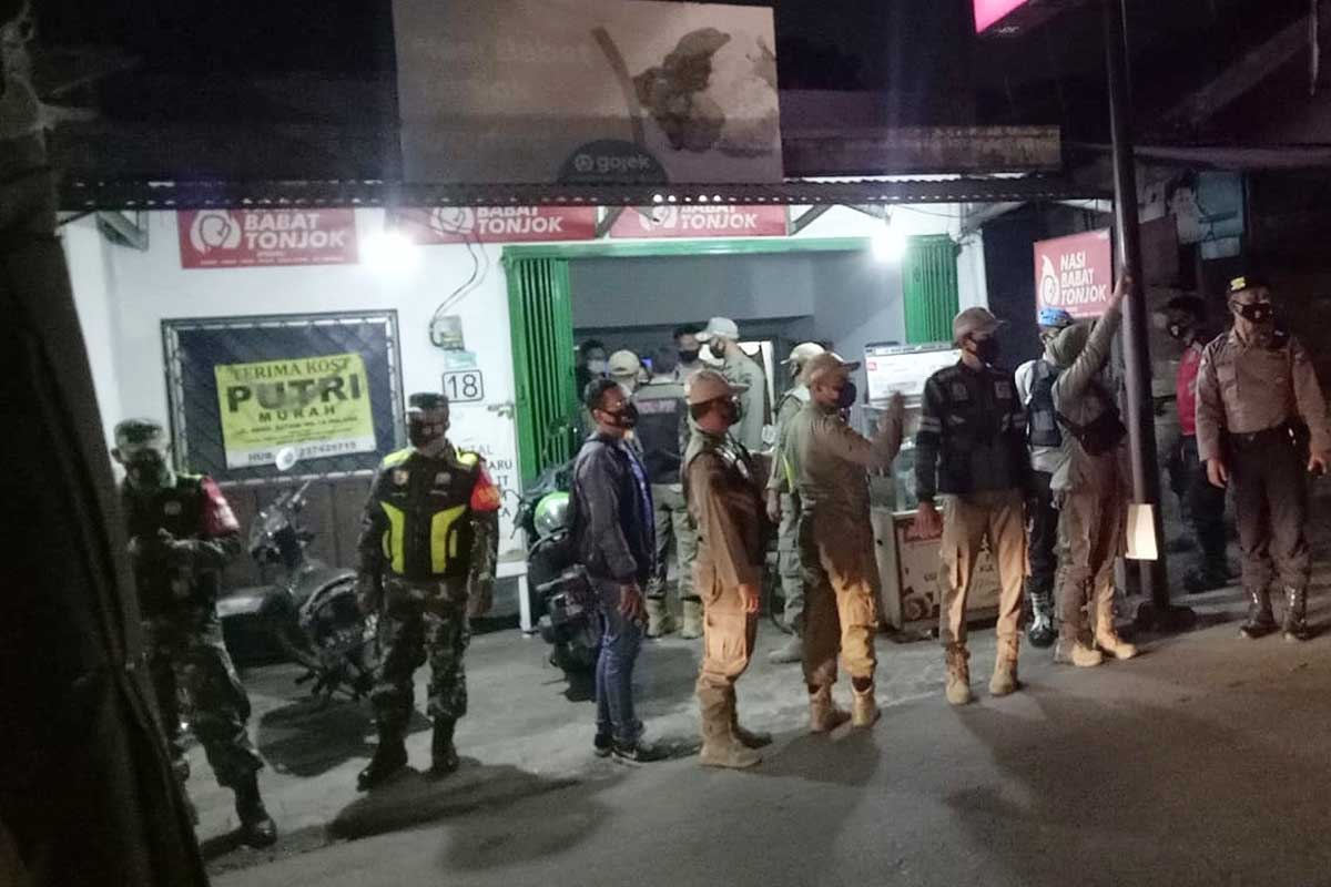 Petugas gabungan razia warung melayani makan di tempat dan buka melebihi jam malam. (ist) - PPKM Level 4 Diperpanjang, Tim Gabungan Kembali Geber Razia