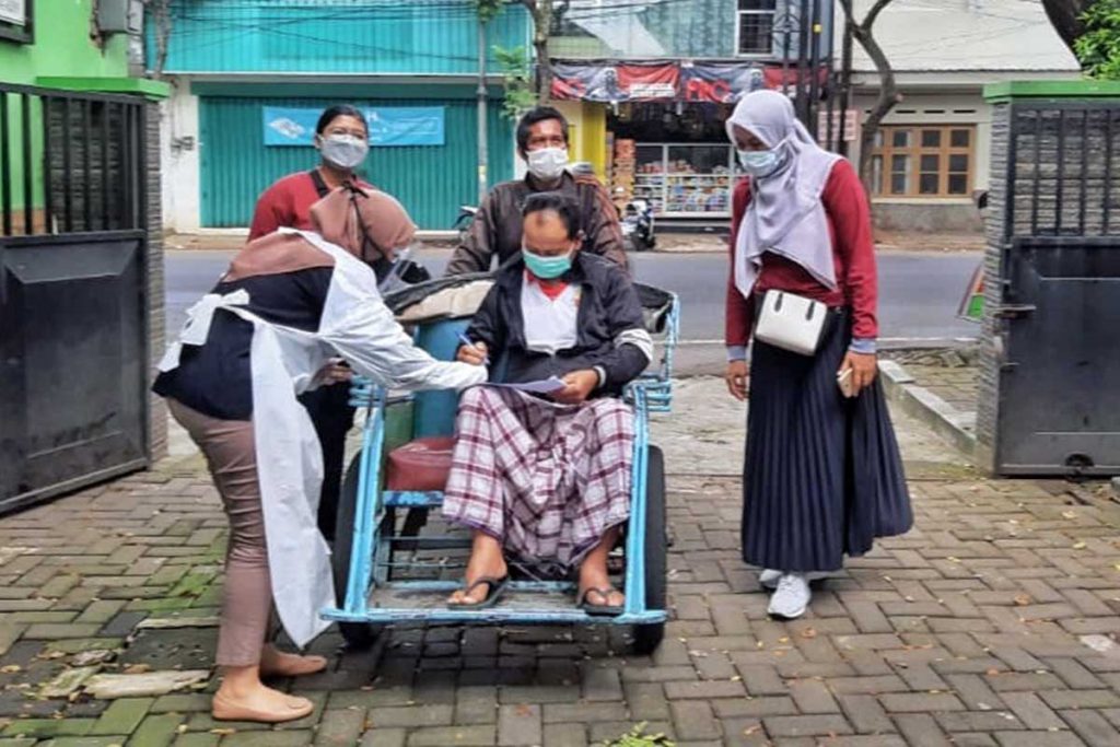 Petugas jemput bola dengan menghantarkan absensi diatas bentor. (ist) - Hindari Kerumunan, Penyaluran Bansos Tiga Kelurahan di Satu Lokasi Sistem Shift