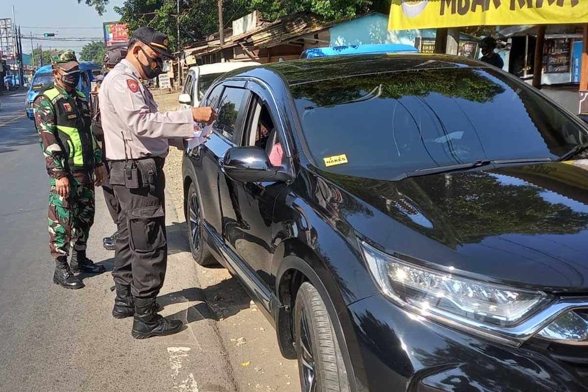 Petugas periksa kendaraan nopol luar Malang. (ist) - Meski Hari Terakhir, Penyekatan PPKM Level IV Masih Berlangsung