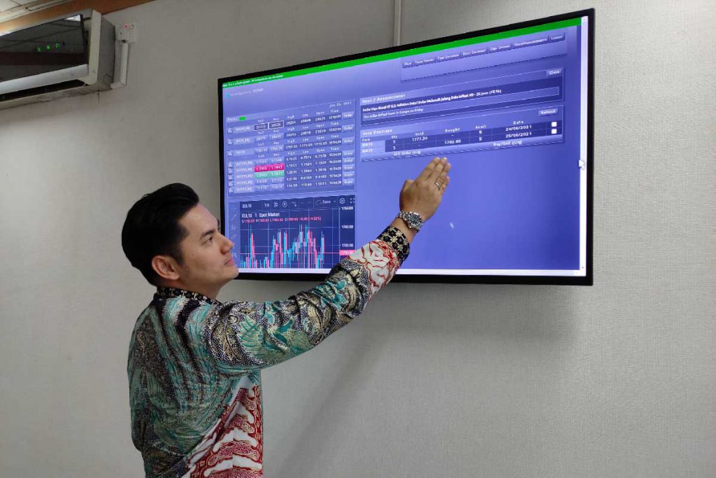 Pimpinan BPF Malang, Andri, menunjukkan intra trade. (rhd) - Mengenal Emas Loco Gold dan Pola Trading