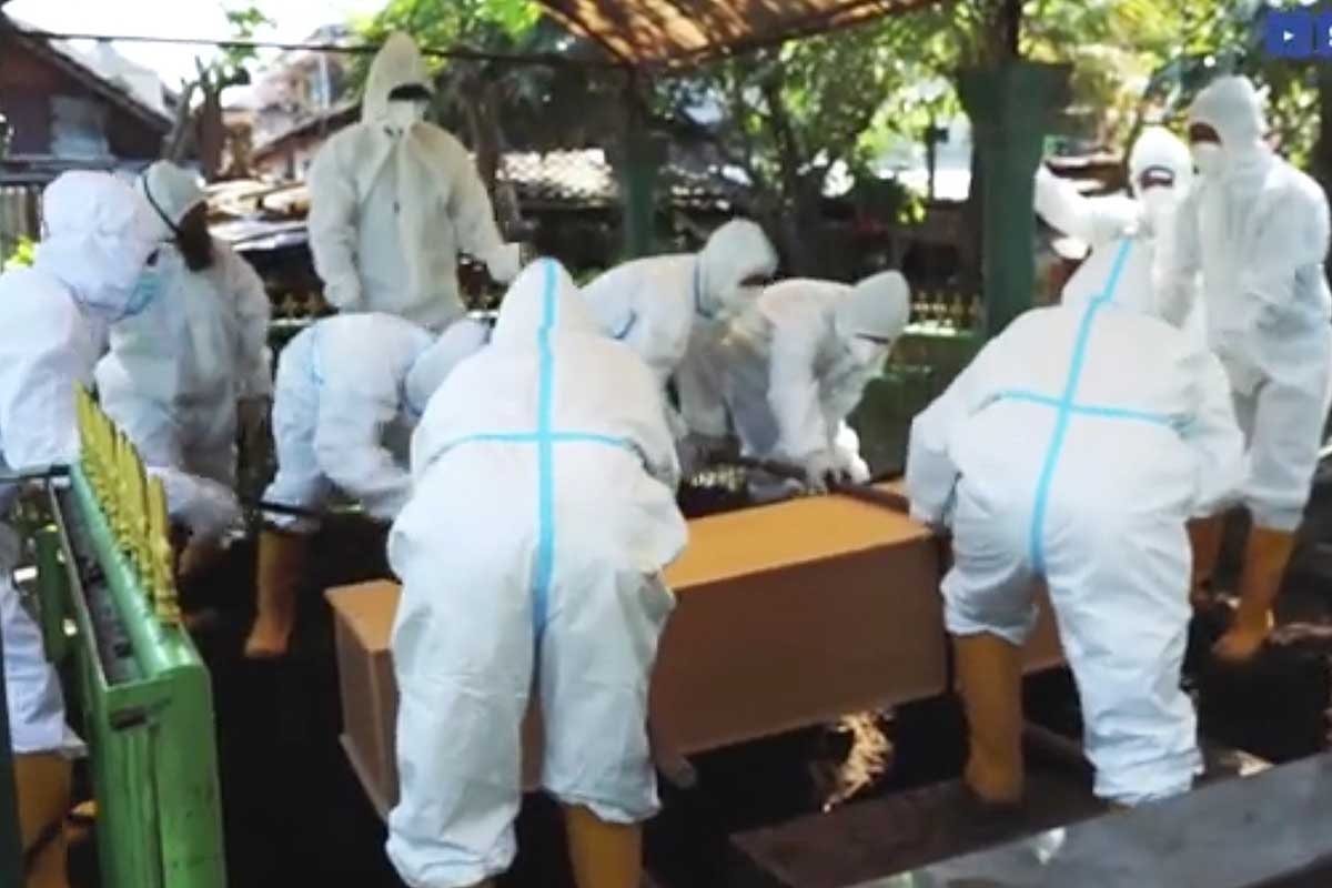 Prosesi pemakaman protokol covid-19. (ist) - Respon Antrian, Pemkot Malang Aktivasi Pemakaman Tangguh Mandiri